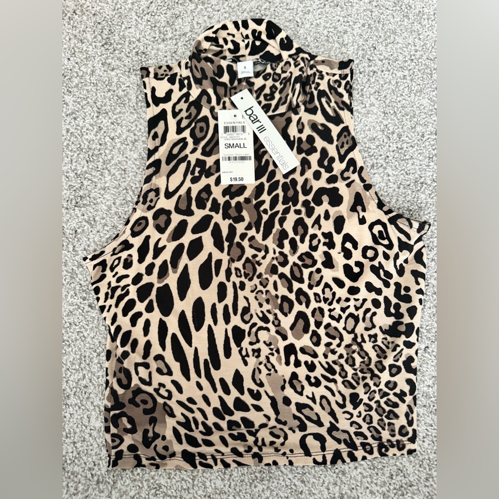 Bar III Cheetah print cropped turtle neck top 
Size Small
NWT